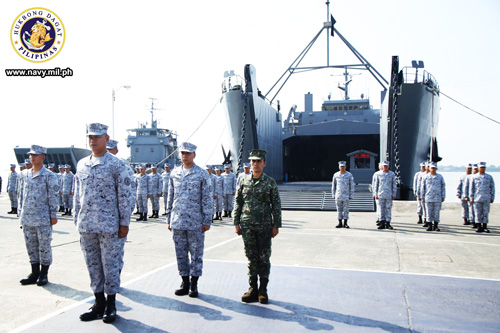 サングレーポイント海軍基地で行われた送り出し式典=比海軍提供