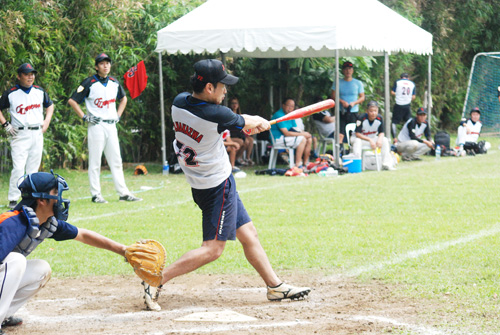 決勝に名乗りを挙げたエンペラーズ打線=21日午前10時半すぎ、首都圏タギッグ市のMJSで岡田薫撮影