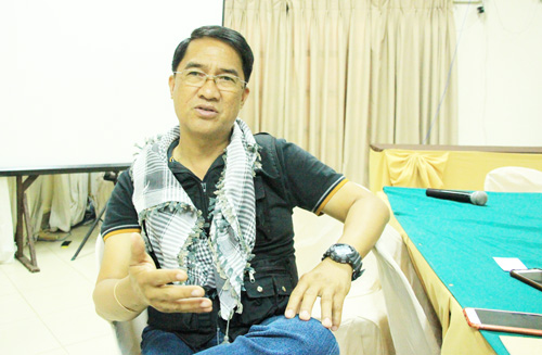 インタビューに応じるフェリックス・カストロ次官補=22日午後5時ごろ、北ラナオ州イリガン市で森永亨撮影