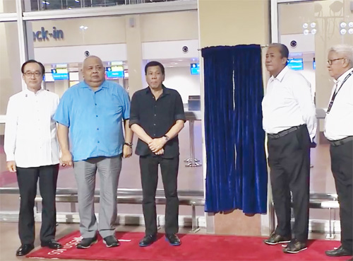 新ボホール空港の記念碑の除幕を行うドゥテルテ大統領と羽田浩二大使(左)ら=大統領府提供