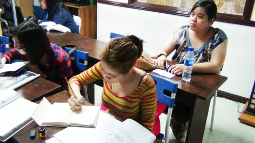 日本への渡航を希望し、首都圏の日本語学校で学ぶフィリピン人たち(資料写真)=2014年、石山永一郎撮影