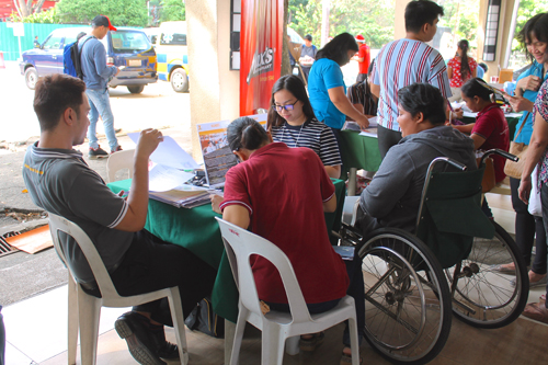 会場に設けられた企業ごとのブースで、参加者は企業説明を聞いたり履歴書を提出したりした=5日午後1時ごろ、首都圏ケソン市のケソン市役所で冨田すみれ子撮影