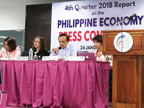 GDP成長率を発表するペルニア国家経済開発長官(右から2人目)=24日午前、首都圏マニラ市でセレリーナ・モンテ撮影