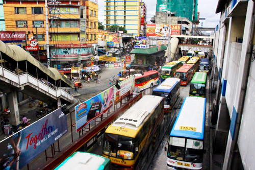 多くのバスターミナルが集まるケソン市クバオ地区=2018年9月、森永亨撮影