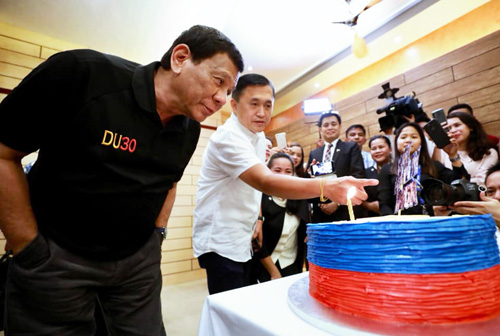 ケーキを前に願い事をするドゥテルテ大統領=ゴー元大統領特別補佐提供