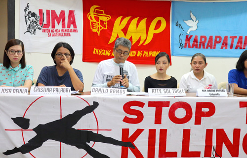 国軍や国家警察の違法捜査を訴える各人権団体の代表ら=11日正午ごろ、首都圏ケソン市のメルカド・エキュメニカル・センターで岡田薫撮影