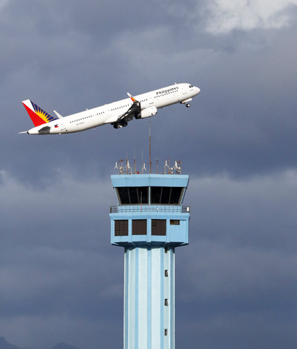 マニラ空港を離陸するフィリピン航空機=2018年2月(EPA=時事)