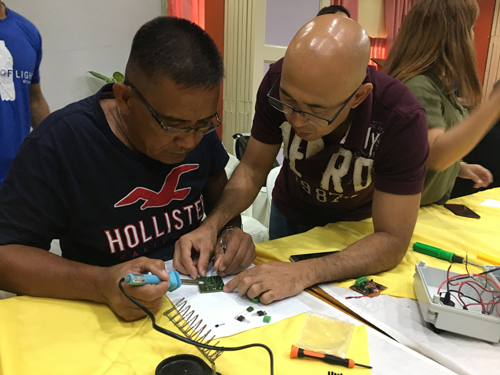 回路にはんだ付けを行う日系人ら=30日午前10時ごろ、首都圏マニラ市で森永亨撮影