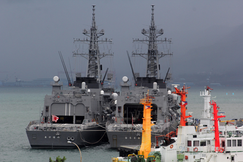 寄港した護衛艦むらさめ(左)とあけぼの=6月30日、スービック港で撮影(EPA=時事)