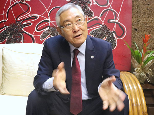 マグサイサイ賞受賞者のキム・ジョンキさん=8日午後4時ごろ、首都圏マニラ市のラモン・マグサイサイ・センターで岡田薫撮影