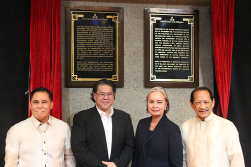 建築家のアンディ・ロクシン氏(左から2人目)、比文化センター長のリサソ氏(同4人目)=10日午後4時ごろ、首都圏パサイ市で森永亨撮影