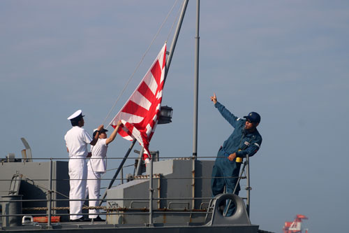 海上自衛隊の護衛艦「あさぎり」=(写真はEPA時事)