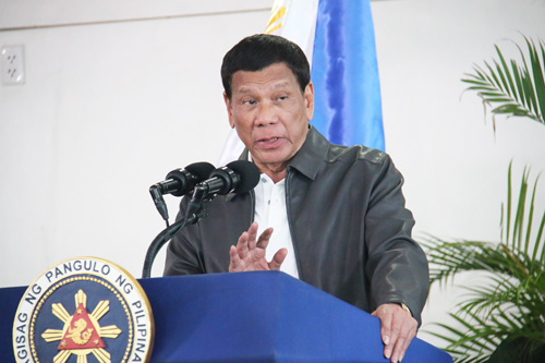 記者の質問に答えるドゥテルテ大統領=6日午後4時20分ごろ、ミンダナオ地方ダバオ市で森永亨撮影