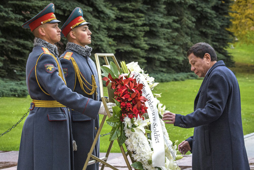 無名戦士の墓で献花するドゥテルテ大統領=4日、モスクワ市(代表撮影、AFP=時事)