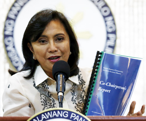 昨年12月、首都圏ケソン市で、自身が作成した違法薬物に関するリポートを記者団に見せるロブレド副大統領(EPA=時事)