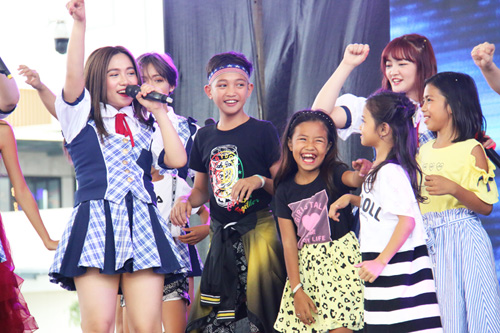 「ディアミー」主催のファッションショーでМNL48のメンバーと一緒に踊るモデルの子どもたち=8日午後5時ごろ、首都圏マカティ市のサーキットマカティで岡田薫撮影