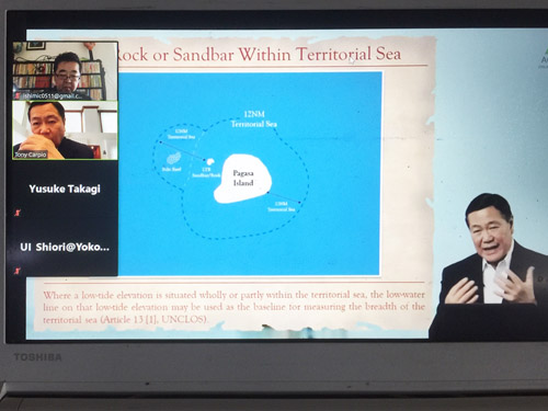 オンラインで開催されたフィリピン研究会で4日、用意したビデオを通じて南シナ海問題について報告するカルピオ前最高裁判事=撮影・石山永一郎