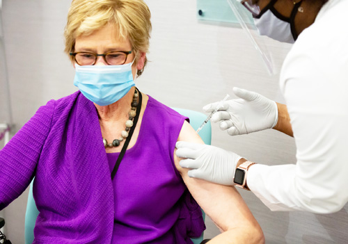 ファイザーのコロナワクチンの接種を受ける米国ジョージア州保健省の責任者=17日、米アトランタ市(EPA=時事)