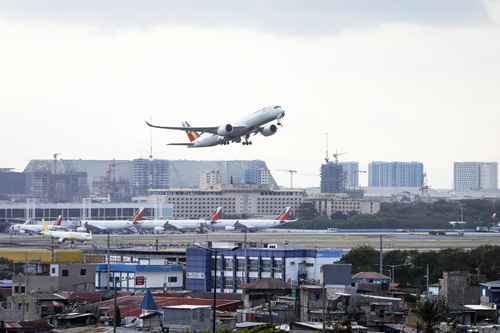 再整備事業の見通しが立たないマニラ空港=2月2日撮影(EPA=時事)