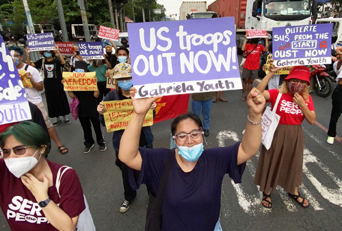 5日、マニラ市の米大使館前で、訪問米軍地位協定(VFA)の維持に反対し、抗議行動を行った女性政党ガブリエラのメンバーら(EPA=時事)