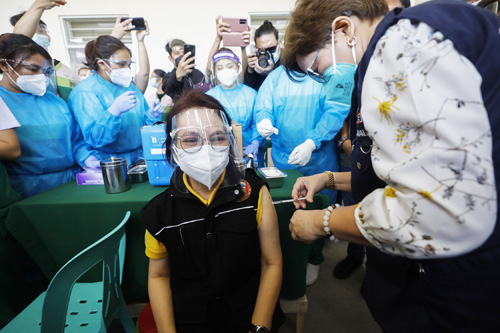 新型コロナに対する中国のシノバック製ワクチンに続き、4日にフィリピンに到着した英国のアストラゼネカ製ワクチンの接種も始まった。アストラゼネカ製は変異種への有効性がシノバック製よりも高いとされている=6日、首都圏パラニャーケ市の病院(EPA=時事)