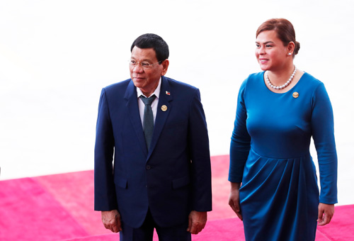 ボアオ・アジア・フォーラムに参加するため中国南海省に到着したドゥテルテ大統領(左)とダバオ市長で娘のサラ氏=2018年4月(AFP=時事)