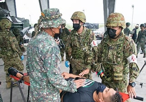 合同訓練中の陸上自衛隊=在比日本大使館公報文化センター提供