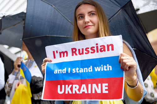 ロシアによるウクライナ侵攻に抗議するロシア人女性=25日、オーストラリアのシドニーで(EPA=時事)