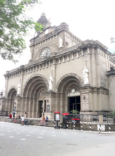 イントラムロス内にあるマニラ大聖堂。この日の大聖堂周辺やイントラムロス内の観光客は疎らだった=14日、首都圏マニラ市で岡田薫撮影