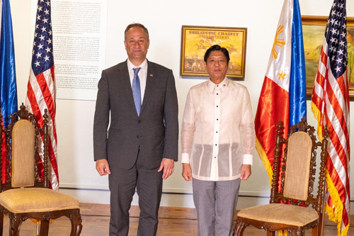 6月30日に会談したマルコス新大統領(右)と米代表団を率いたダグラス・エムホフ氏(左)=駐比米国大使館のフェイスブックより