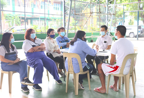 薬物依存の体験を話すクリスチャンさん(右端)。右から2人目は国際協力機構(JICA)技術協力プロジェクト専門家の金森将吾さん、左端はJICAの治療プログラムでファシリテーターのデイジレット・パトドさん=9日、首都圏タギッグ市ビクタンで岡田薫撮影