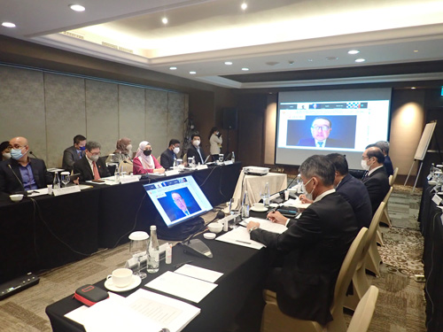 ジャカルタでリム・ジョクホイASEAN事務総長と対話する日本人商工会議所連合会など=10日、フィリピン日本人商工会議所提供