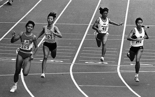 91年東南アジア競技大会女子100メートル走で勝利を収めたデベガ選手(左)=元記者アーニー・サルミエントさんのフェイスブック公開写真より