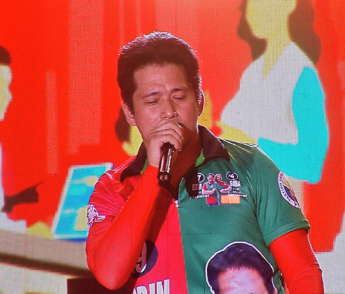 ユニチームの最終選挙集会で演説するパディリヤ上院議員=5月7日、首都圏パラニャーケ市で竹下友章撮影