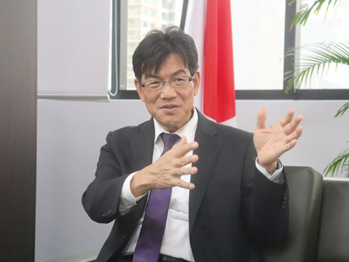 まにら新聞のインタビューに応える在セブ日本国総領事館の山地秀樹総領事=4日午後、セブ市で岡田薫撮影