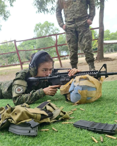 軍事訓練を受けている女優のアヤ・フェルナンデスさん=本人のツイッターより