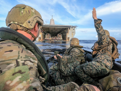 パラワン島で実施された海上演習の模様=14日、米海兵隊公式フェイスブックより。