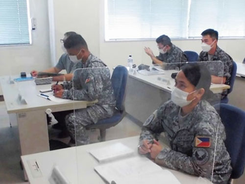 航空自衛隊の教育課程で警戒管制レーダーの使い方などを教わる比空軍職員=在比日本国大使館提供