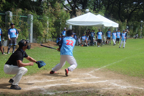 ソフトボール大会準決勝の第2試合、りま組対マニラロックスターズ戦で白熱した試合が繰り広げられる=23日、沼田康平撮影