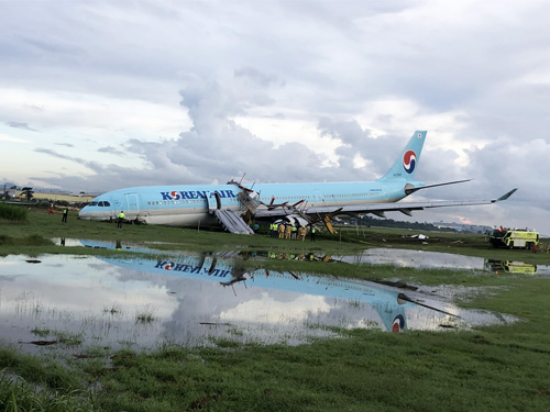 滑走路をオーバーランした大韓航空機=ラプラプ市災害対策支部のバニャシア支部長のフェイスブックより