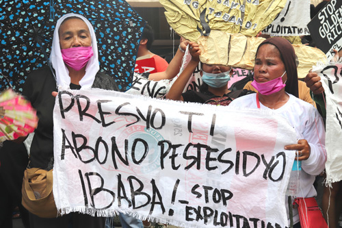 農地改革から50年目に合わせた抗議デモで、肥料価格引き下げを訴える女性ら=21日午前、首都圏マニラ市のレクト通り沿いで岡田薫撮影