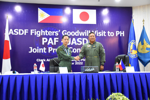 共同記者会見で握手する井筒空幕長(左)とマリニット司令官(右)=7日、パンパンガ州クラーク空軍基地で竹下友章撮影