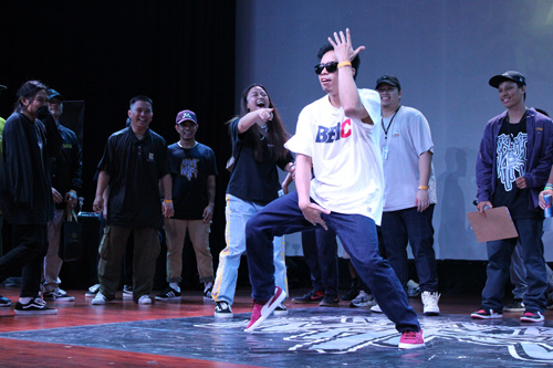 クランプダンス大会「クランプウォー4」でパフォーマンスを披露する出場者=2日、首都圏マカティ市で沼田耕平撮影