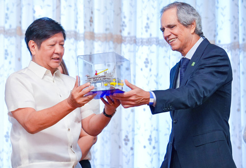 マランパヤ天然ガス田事業主体を率いるエンリケ・ラソン氏(右)から海上プラットフォームの模型を受け取るマルコス大統領=大統領のフェイスブックより