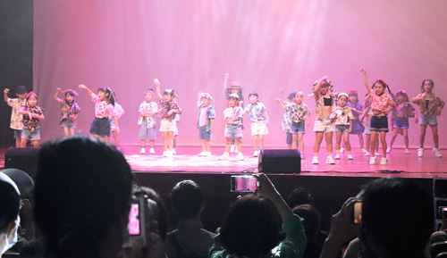 マニラ日本人会の第6回文化祭で踊るリブダンスアカデミー&エンターテイメントの生徒たち=23日午後、首都圏マカティ市のRCBCビルで岡田薫撮影