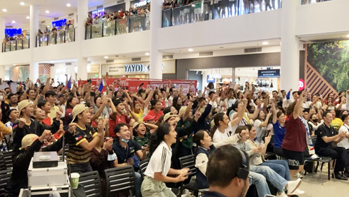 初勝利の瞬間歓声を上げる来場者=首都圏ケソン市で25日、沼田康平撮影