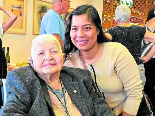 介護士のカミール・へサルバさん(右)と、イスラエル人女性=へサルバさんのフェイスブックページより