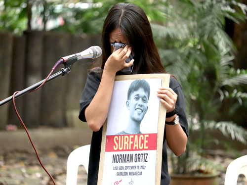 兄であるノルマン・オルティスさんの強制失踪について訴えかける妹のニカ・オルティスさん=2日午前、首都圏ケソン市のバンタヨッグ・ナン・マンガ・バヤニで岡田薫撮影
