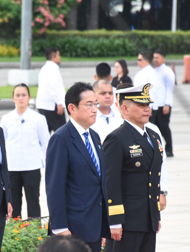 献花のためホセ・リサールモニュメントを訪れた岸田首相(左)=3日午後4時すぎ、マニラ市のリサール公園で竹下友章撮影