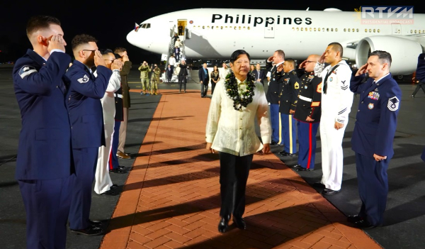 ヒッカム空軍基地で出迎えを受けるマルコス大統領=大統領府が公開